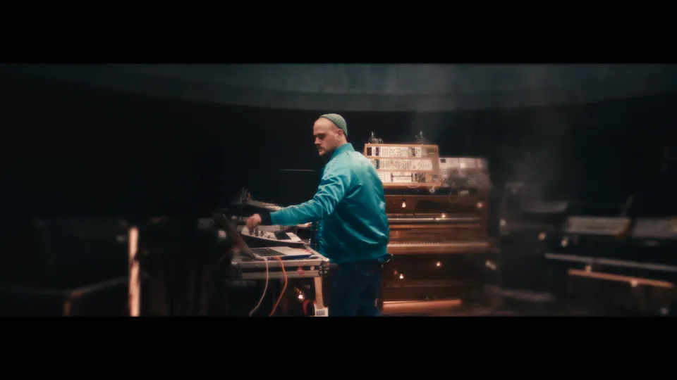 DJ — frame 6