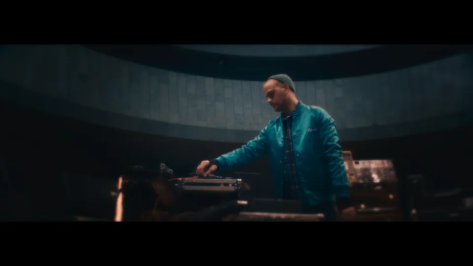 DJ — frame 8